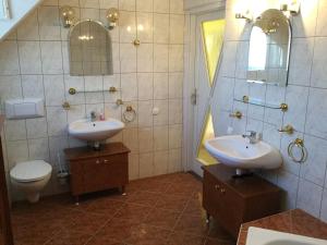 Koupelna v ubytování Süti Nyaraló + 18 fotografií