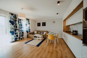 - un salon avec un canapé et une table dans l'établissement Marta Grottgera Apartments, à Szklarska Poręba