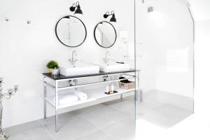 een badkamer met 2 wastafels en 2 spiegels bij Hôtel-Restaurant Bel Ami in Pacy-sur-Eure