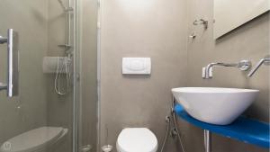 アルカモ・マリーナにあるVisitsicilia Azzurra Mareの洗面台とシャワー付きのバスルーム +19枚の写真