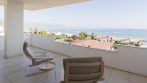 アルカモ・マリーナにあるVisitsicilia Azzurra Mareの椅子2脚と海の景色が見えるバルコニー
