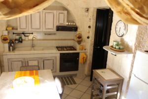 Kuchyň nebo kuchyňský kout v ubytování TRULLO SETTE TINDENULE