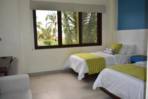 Postel nebo postele na pokoji v ubytování Hotel La Laguna Galapagos + 37 fotografií