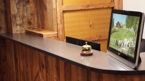 a desk with a television and a bell on it at Esprit Montagne in La Chapelle-dʼAbondance