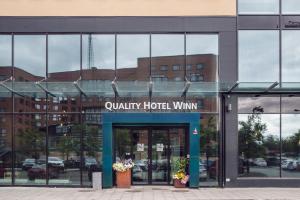 un bâtiment d'hôtel avec un panneau indiquant que Readsquality hotelwin dans l'établissement Quality Hotel Winn Haninge, à Haninge