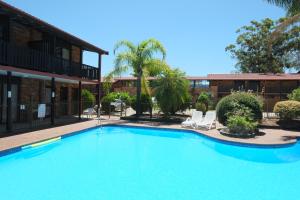 a large swimming pool in front of a building at Maclin Lodge Motel in Campbelltown