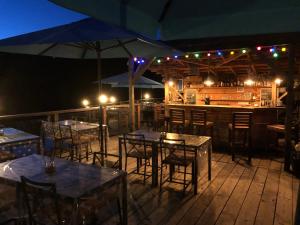 Glamping Resort Bousset في Chiddes: مطعم بطاولات وبار في الليل