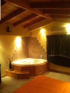 um quarto com uma banheira num quarto em בקתות היובל em Qiryat Shemona