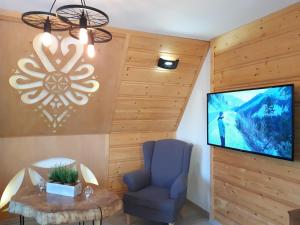 Televízia a/alebo spoločenská miestnosť v ubytovaní Apartament Góralska Ostoja prywatne wejście widok na Tatry