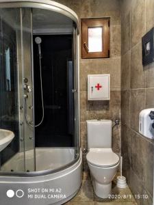 Bathroom sa Holiday home Haustor with Skadar lake view