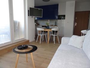 VIP apartament w parku nad Zatoką في بوك: غرفة معيشة مع أريكة وطاولة