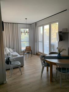 Et opholdsområde på VIP apartament w parku nad Zatoką