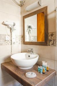 ein Bad mit einem Waschbecken und einem Spiegel in der Unterkunft Sisiotisa in Argostoli