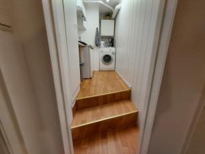 ケルンにあるOvernight Apartmentの廊下から階段を利用してキッチン(洗濯機付)へアクセスできます。