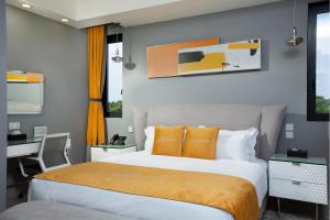 Кровать или кровати в номере The Alima Suites