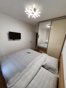 Postel nebo postele na pokoji v ubytování Apartman Lux Doboj 2