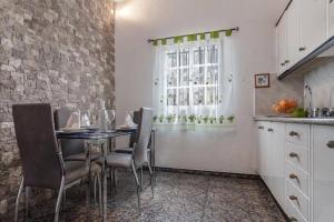 Un comedor con mesa y sillas y una ventana. en Casa Yamile, en Tarajalejo 9 fotos más