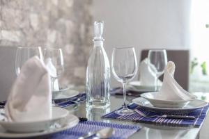 un tavolo con piatti, bicchieri da vino e tovaglioli di Casa Yamile a Tarajalejo