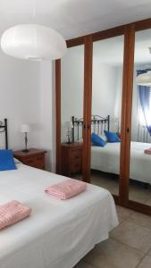 A bed or beds in a room at Apartamento Jardines Még 11 kép