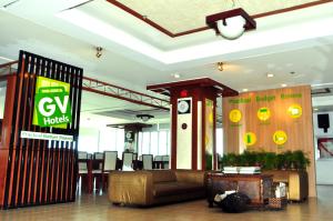 um átrio com um sofá e uma mesa num edifício em GV Tower Hotel em Cebu