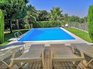 una piscina con 2 sillas de jardín y un par en Casa el Rincon Cazorla, en Burunchel
