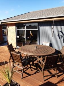 Patio nebo venkovní prostory v ubytování Modern BNB unit with Wifi and Breakfast