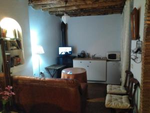 a living room with a table and a kitchen at Casa Maldonado in Yátor