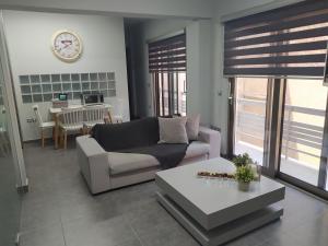 - un salon avec un canapé et une table dans l'établissement Academy's Modern Apartments By Aesthetic & Luxurious Living, à Athènes
