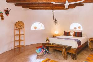 Llit o llits en una habitació de New Ruins Off-The-Grid SuperAdobe Domes with Pool