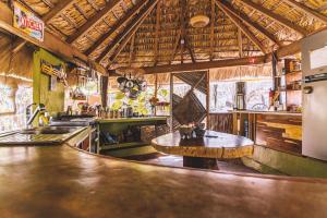 Restaurant o un lloc per menjar a New Ruins Off-The-Grid SuperAdobe Domes with Pool