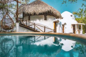 Piscina a New Ruins Off-The-Grid SuperAdobe Domes with Pool o a prop