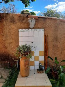 een badkamer met een betegelde muur met planten erin bij Casa no Centro Histórico de Pirenópolis in Pirenópolis