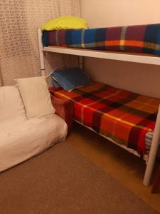 een kamer met 2 stapelbedden en een bed bij Apartamento para Temporada no Gonzaga in Santos
