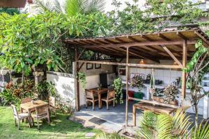 pérgola con mesa, mesa y sillas en Villa Ricca Eco Lodge en Uluwatu