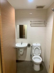 La salle de bains est pourvue de toilettes et d'un lavabo. dans l'établissement Grand Hotel 2, à Keningau