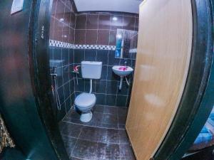 チェラティンにあるMaznah Guest Houseのバスルーム(トイレ、洗面台付)