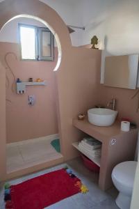 uma casa de banho com um lavatório, um WC e um chuveiro em Pefkos Eye em Pefki Rhodes