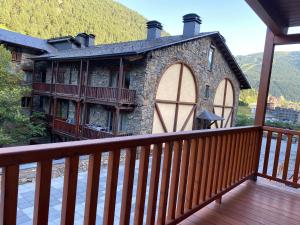 a large house with a balcony with a mountain at Estudio reformado Vall d'Incles Grandvalira, 4 pers, max 2 adultos y 2 niños menores 12 años in Canillo