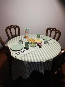 uma mesa com pratos e copos e comida em House Diogo em Bemposta