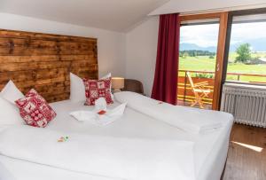 Un pat sau paturi într-o cameră la Hotel Alpenglühn