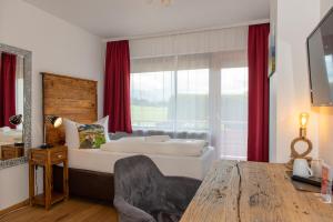 Un pat sau paturi într-o cameră la Hotel Alpenglühn