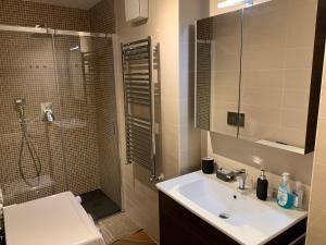 Ванна кімната в John Sea Suites