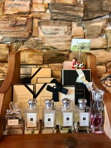 un groupe de bouteilles de parfum assises sur une table dans l'établissement Rothenburg Lodge, à Wujie