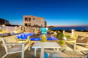 בריכת השחייה שנמצאת ב-Talos Luxury Suites או באזור