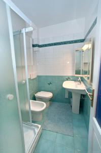 een badkamer met een wastafel, een toilet en een wastafel bij Bed and breakfast Grim in Trieste