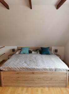 ein Schlafzimmer mit einem großen Bett mit blauen Kissen in der Unterkunft Haus 32 in Wismar