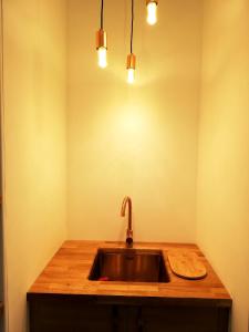een keuken met een gootsteen met daarboven verlichting bij Versailles in Nottingham