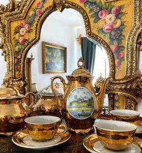錫吉什瓦拉的住宿－Casa Rosca，桌子上挂着金 ⁇ 子、杯子和镜子