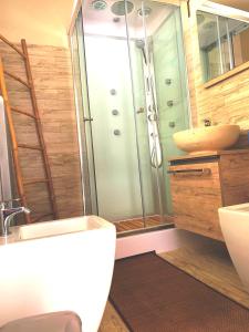 een badkamer met een douche, een toilet en een wastafel bij casa la valle in San Fedele Intelvi