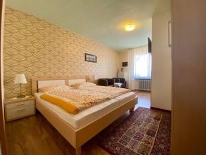 ein Schlafzimmer mit einem Bett und einem Stuhl in einem Zimmer in der Unterkunft Gasthaus Castor in Klotten